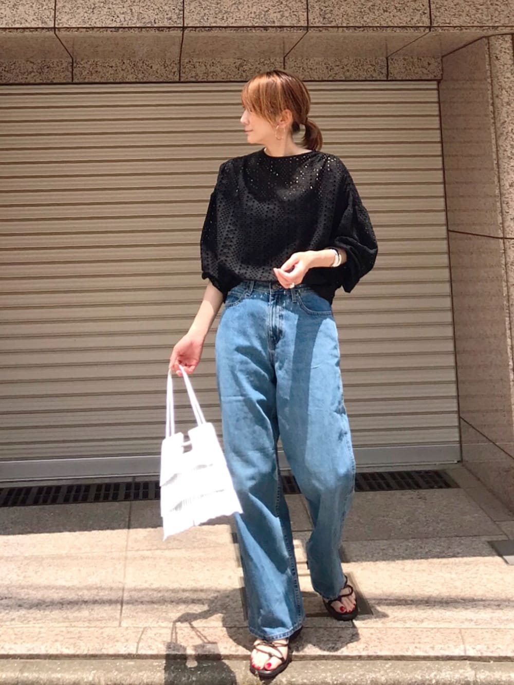 ブラック系のシャツ/ブラウス、ブルー系のデニムパンツ、ホワイト系のショルダーバッグを着用したレディースの夏コーディネートの2枚目の写真