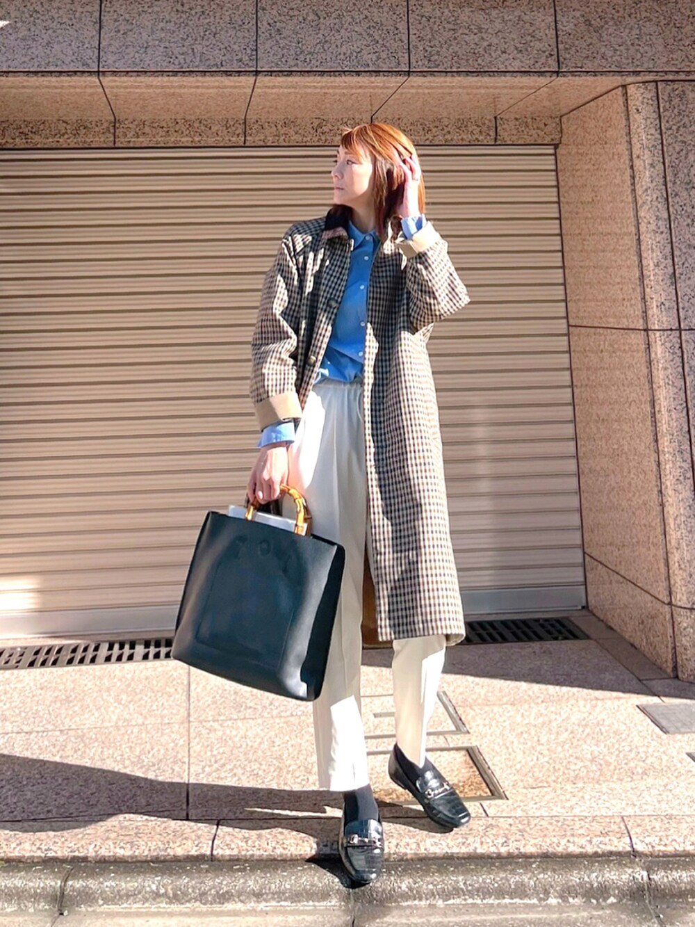 「大人カジュアル、春コーデ、パンツコーデ、着回しコーデ、キレイめカジュアル、ステンカラーコート、トートバッグ、白パンツ、テーパードパンツ、ブルーシャツ、シャツスタイル、シャツコーデ、ローファー、ビットローファー」｜「menueのスクエアトゥカジュアルローファー（ローファー、ブラック系）」を使った、ＬＵＭＩＥさん（レディース・163cm）の冬コーディネートの2枚目の写真