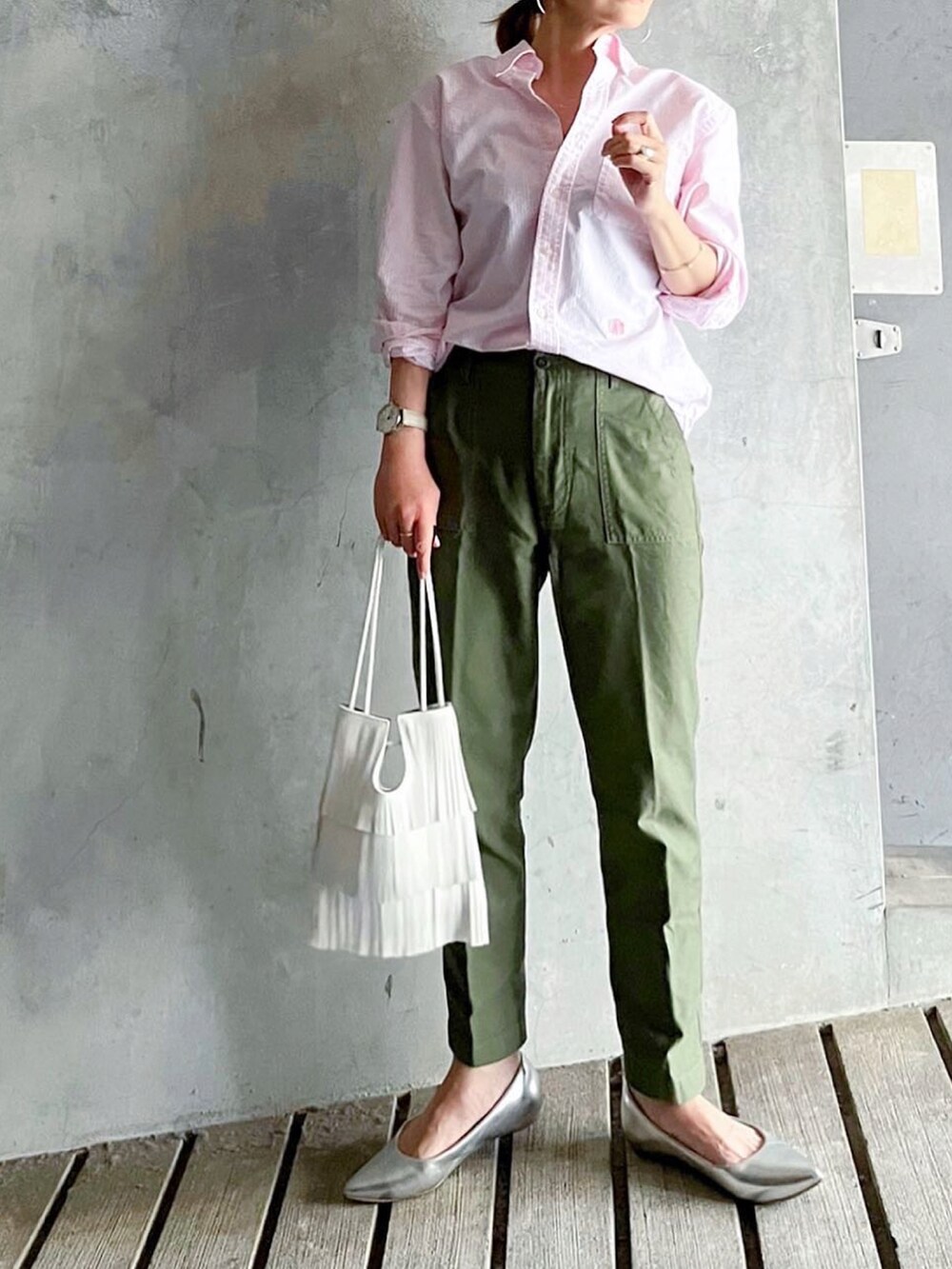 ピンク系のシャツ/ブラウス、ホワイト系のショルダーバッグ、シルバー系のシューズを着用したレディースの秋コーディネートの2枚目の写真