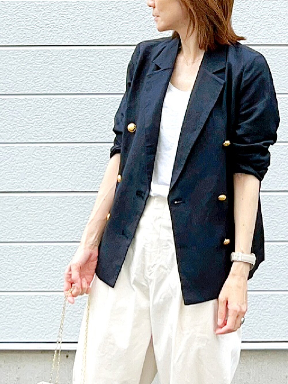 ブルー系のテーラードジャケット、ホワイト系のトートバッグ、ホワイト系のその他パンツを着用したレディースの春コーディネートの2枚目の写真