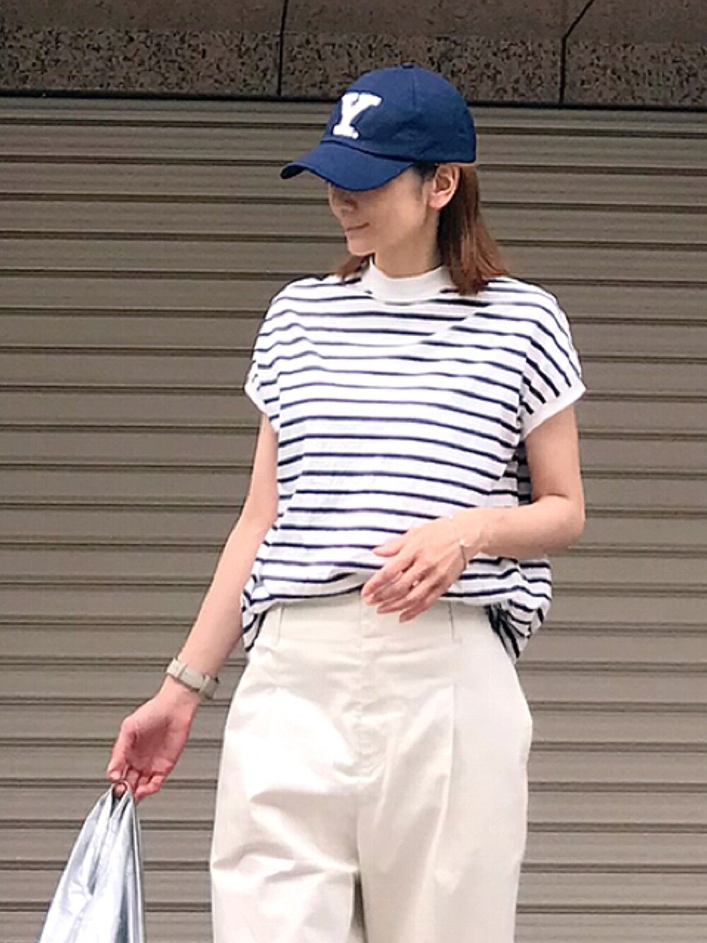 その他のTシャツ/カットソー、ホワイト系のその他パンツ、シルバー系のシューズを着用したレディースの春コーディネートの3枚目の写真