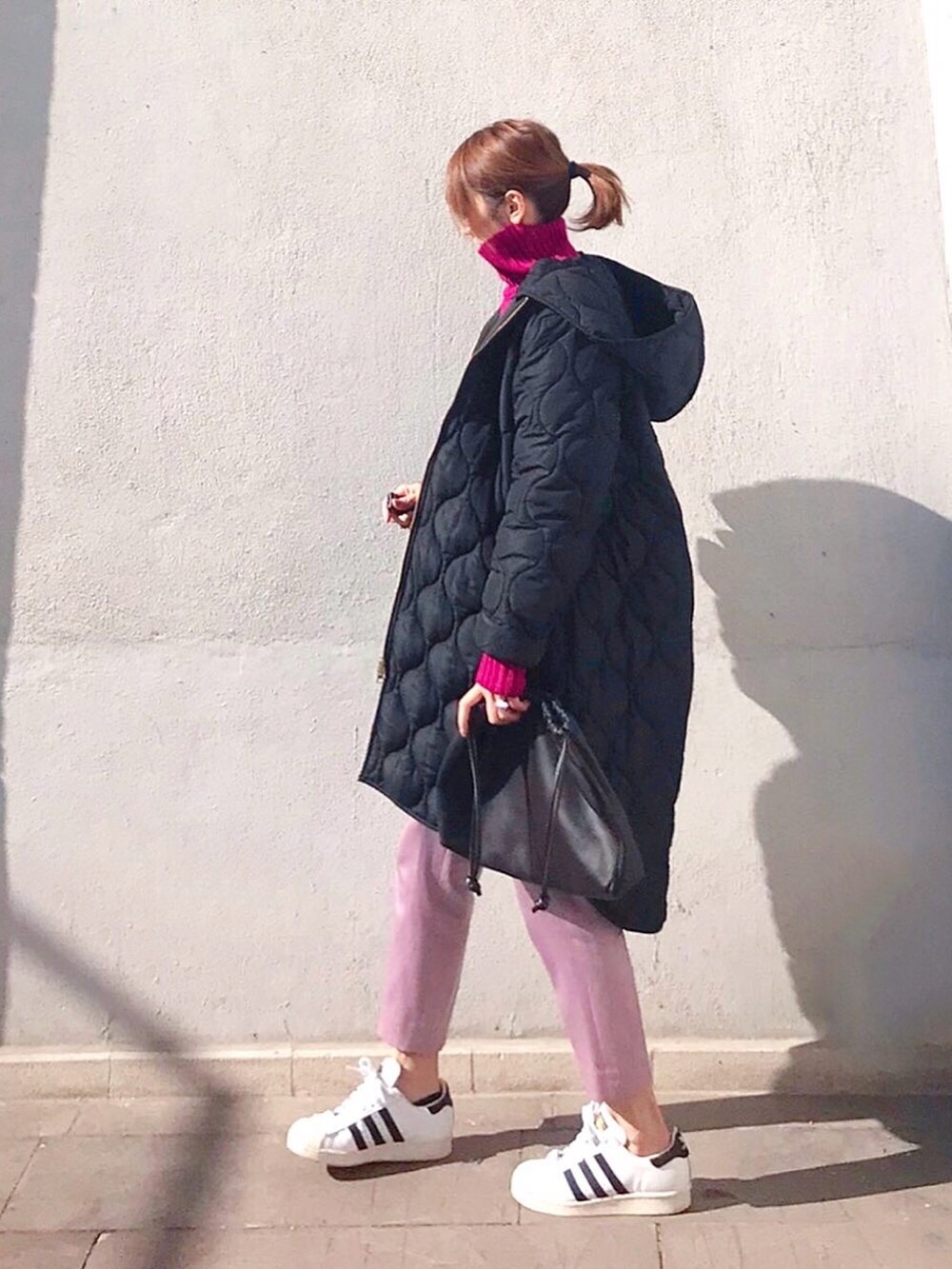 ブラック系のその他アウター、ブラウン系のハンドバッグ、パープル系のその他パンツを着用したレディースの秋コーディネートの2枚目の写真