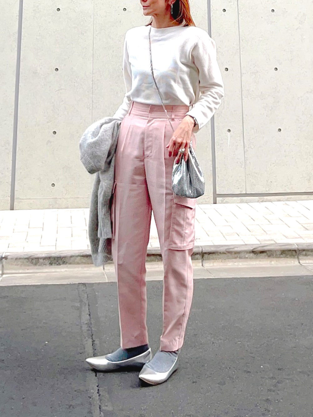 ホワイト系のニット/セーター、ピンク系のその他パンツ、シルバー系のシューズを着用したレディースの春コーディネートの2枚目の写真