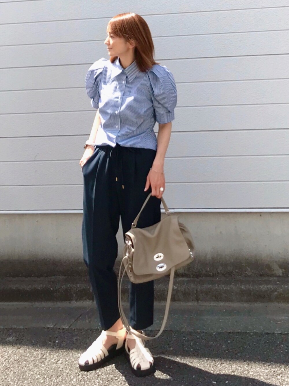 ブルー系のシャツ/ブラウス、ブルー系のその他パンツ、ホワイト系のサンダルを着用したレディースの春コーディネートの3枚目の写真