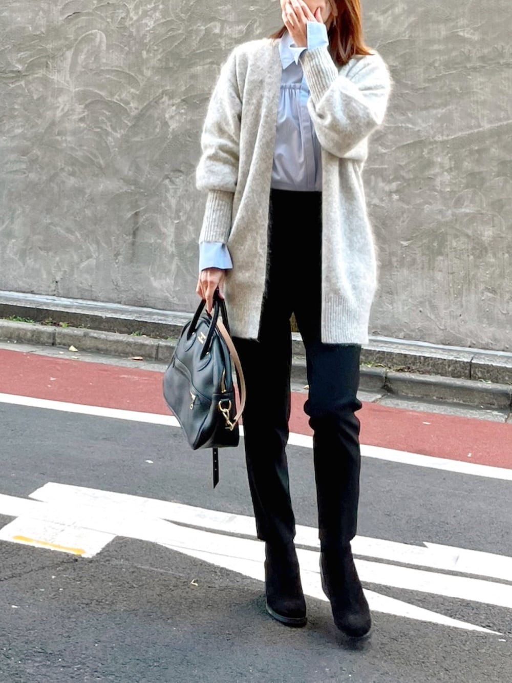 グレー系のカーディガン/ボレロ、ブラック系のその他パンツ、ブルー系のシャツ/ブラウスを着用したレディースの秋コーディネートの2枚目の写真