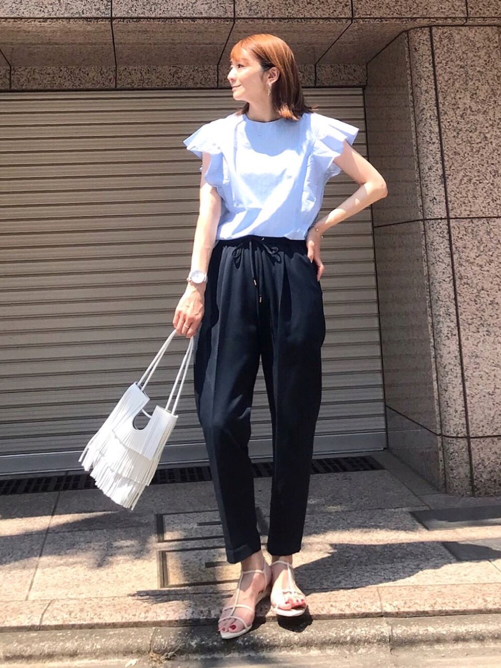 ブルー系のシャツ/ブラウス、ホワイト系のサンダル、ホワイト系のショルダーバッグを着用したレディースの夏コーディネートの2枚目の写真