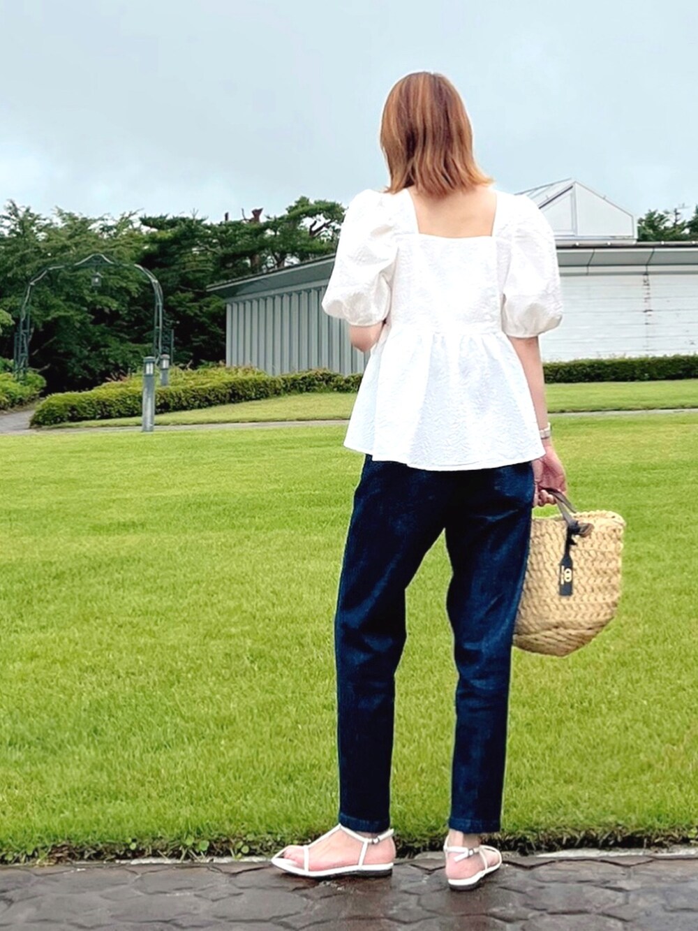 ホワイト系のシャツ/ブラウス、ブルー系のデニムパンツ、ベージュ系のハンドバッグを着用したレディースの夏コーディネートの4枚目の写真