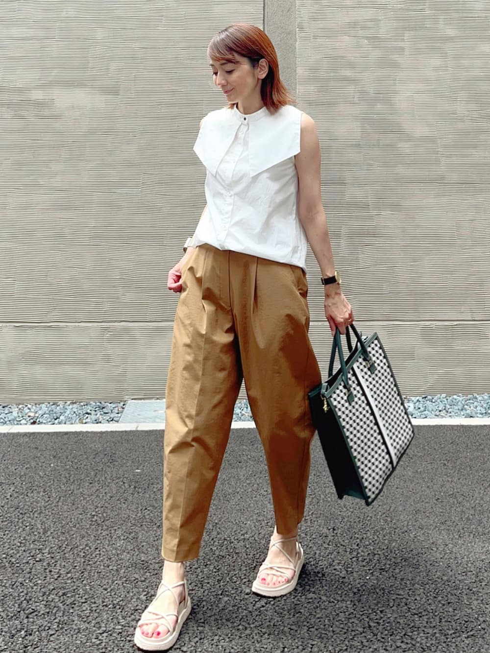 イエロー系のその他パンツ、ブラック系のトートバッグ、ホワイト系のシャツ/ブラウスを着用したレディースの秋コーディネートの2枚目の写真