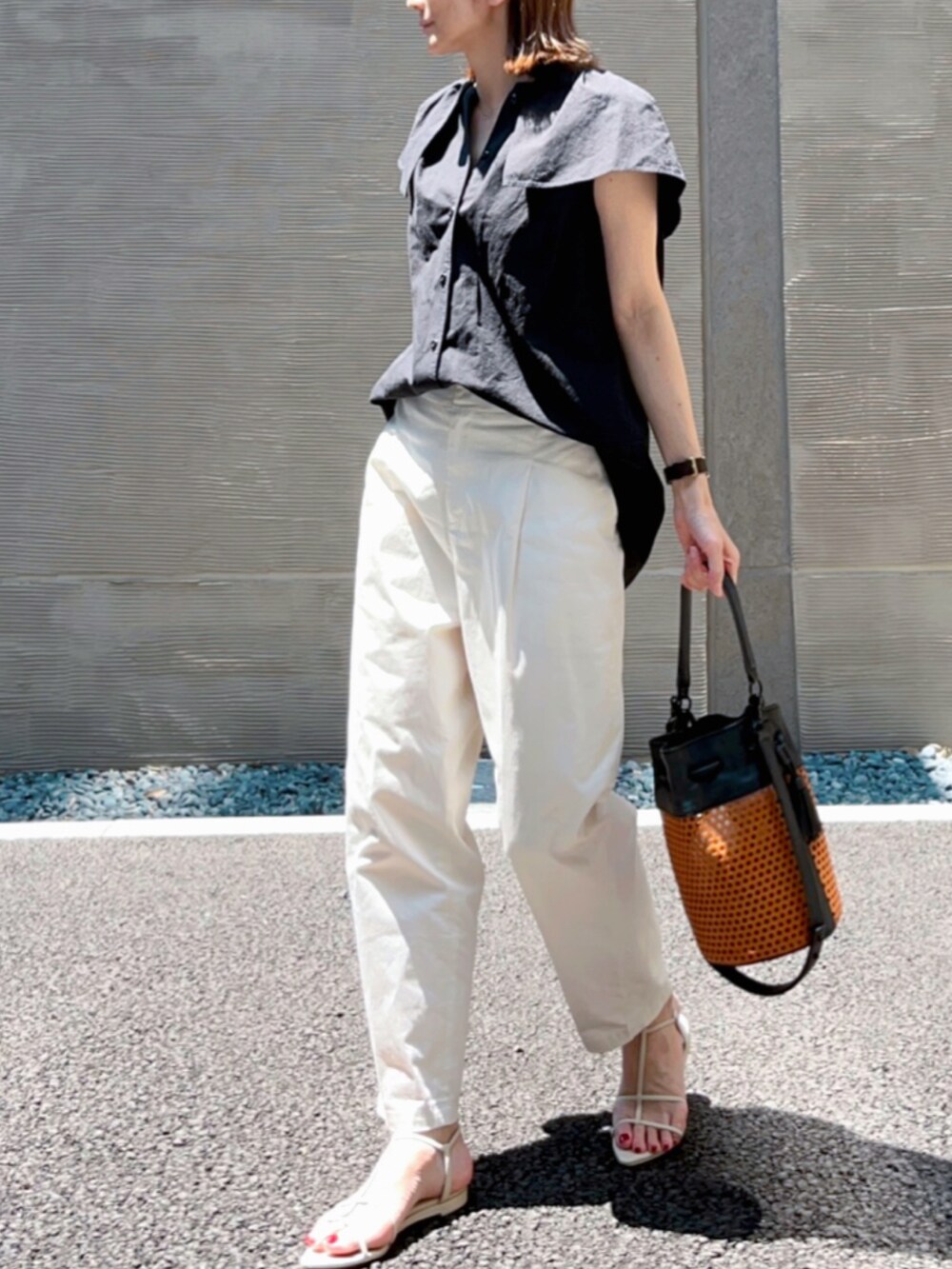 ホワイト系のサンダル、ホワイト系のその他パンツ、ブラック系のシャツ/ブラウスを着用したレディースの夏コーディネートの2枚目の写真