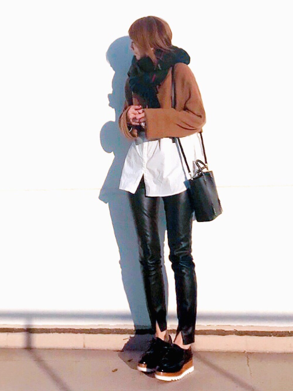 ホワイト系のシャツ/ブラウス、ベージュ系のニット/セーター、ブラック系のトートバッグを着用したレディースの秋コーディネートの3枚目の写真