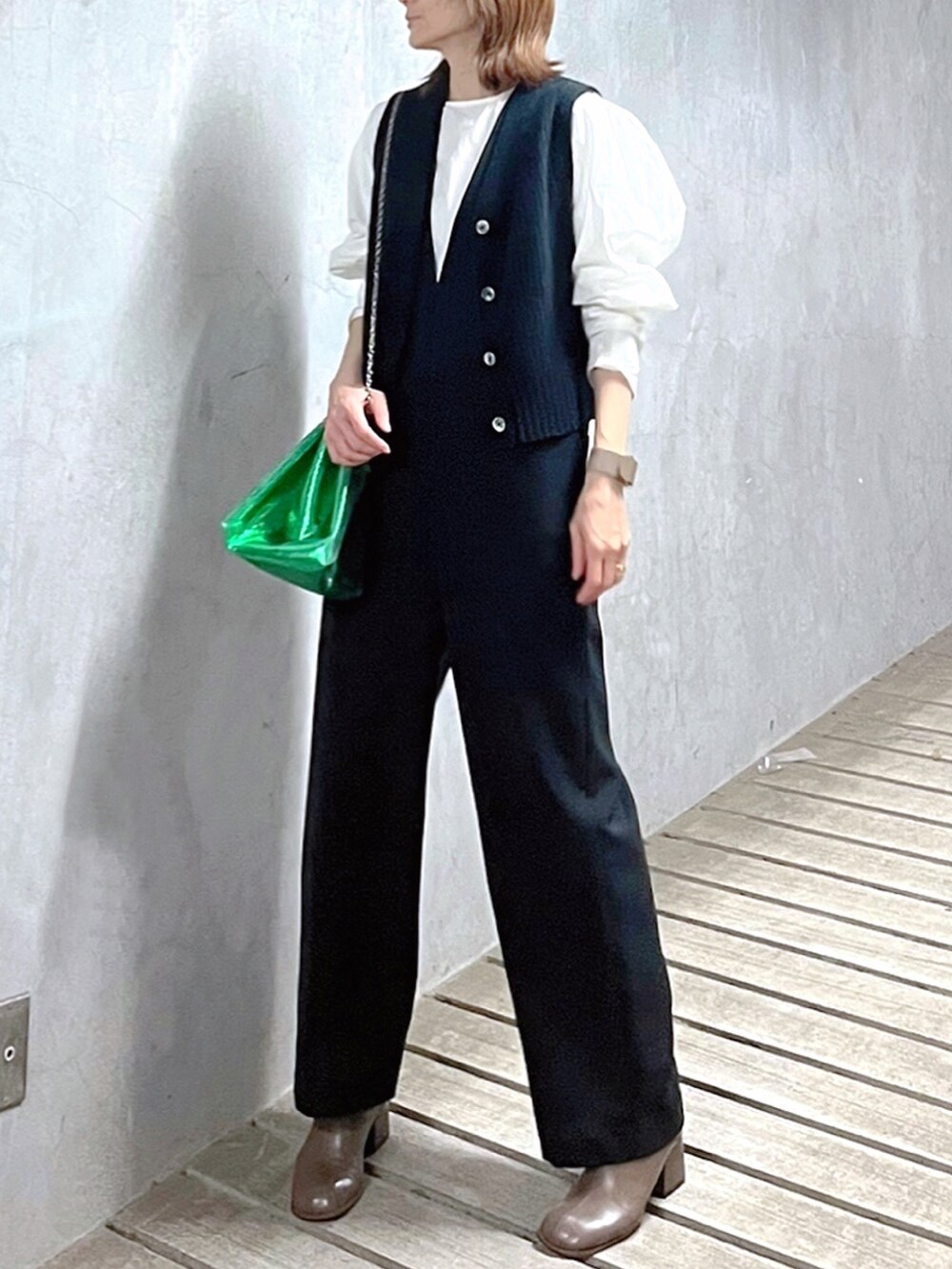 「カジュアルコーデ、春、おしゃれさんと繋がりたい、オトナカジュアル、雨の日コーデ、モノトーン、オトナ女子、シャツ好き集まれ、ボリューム袖、ボリュームスリーブ、ショートブーツ、巾着バッグ、白ブラウス、オールインワン、ベスト」|「MAISON SPECIALの2WAYヴィーガンレザードローストリングバッグ【MAISON SPECIAL/メゾンスペシャル】(ショルダーバッグ、グリーン系)」を使った、LUMIEさん(レディース・163cm)の春コーディネートの2枚目の写真