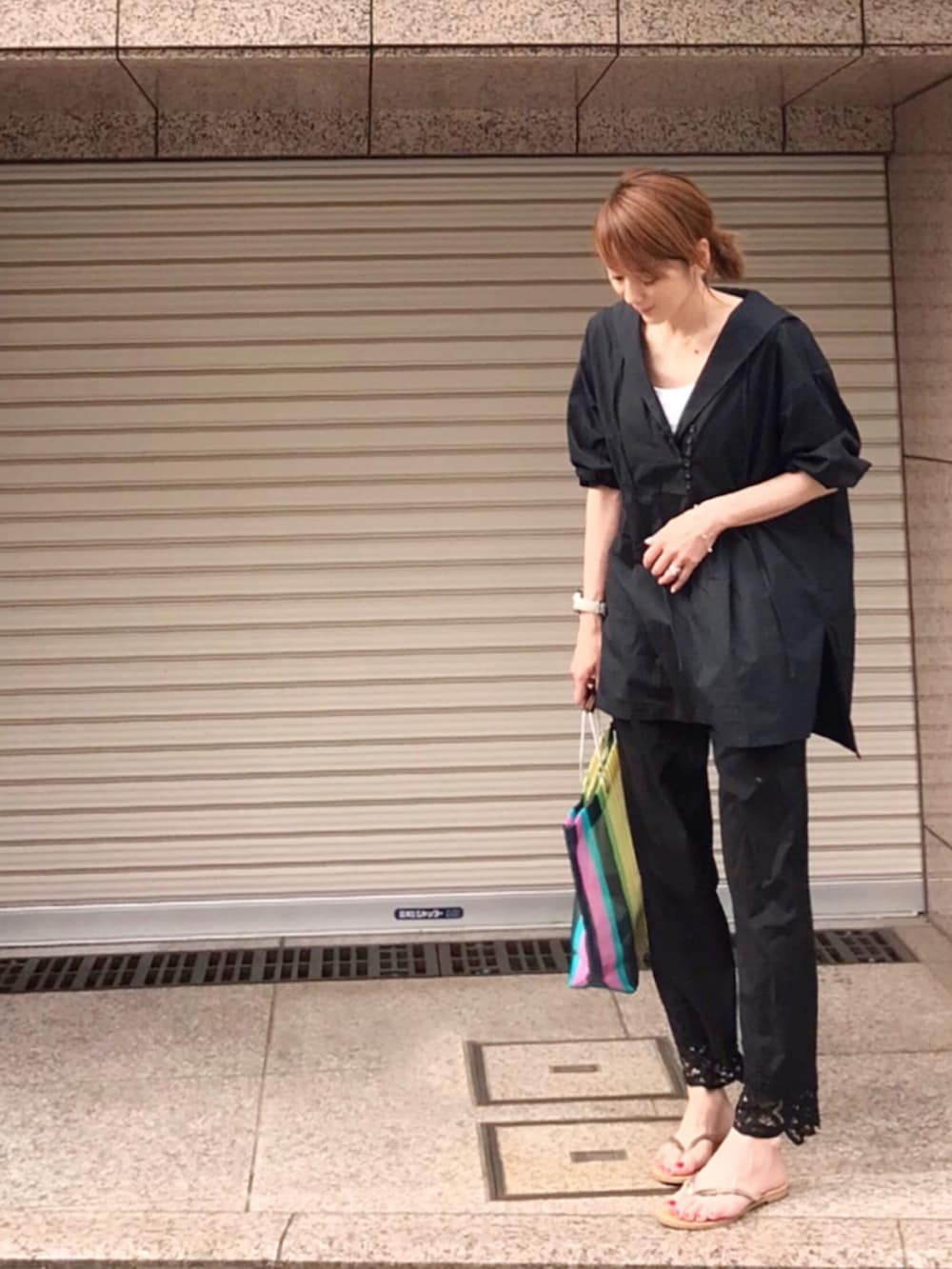 「初夏コーデ、休日コーデ、カジュアル、オトナ女子、リラックススタイル、ブラック、シャツ、ワイドパンツ、モノトーン、サンダル、春夏コーデ、オールブラック、トートバッグ、ビーチサンダル、セーラーカラー」｜「Emma Taylorのセーラーカラーオーバーシャツ（シャツ/ブラウス、ブラック系）」を使った、ＬＵＭＩＥさん（レディース・163cm）の春コーディネートの2枚目の写真