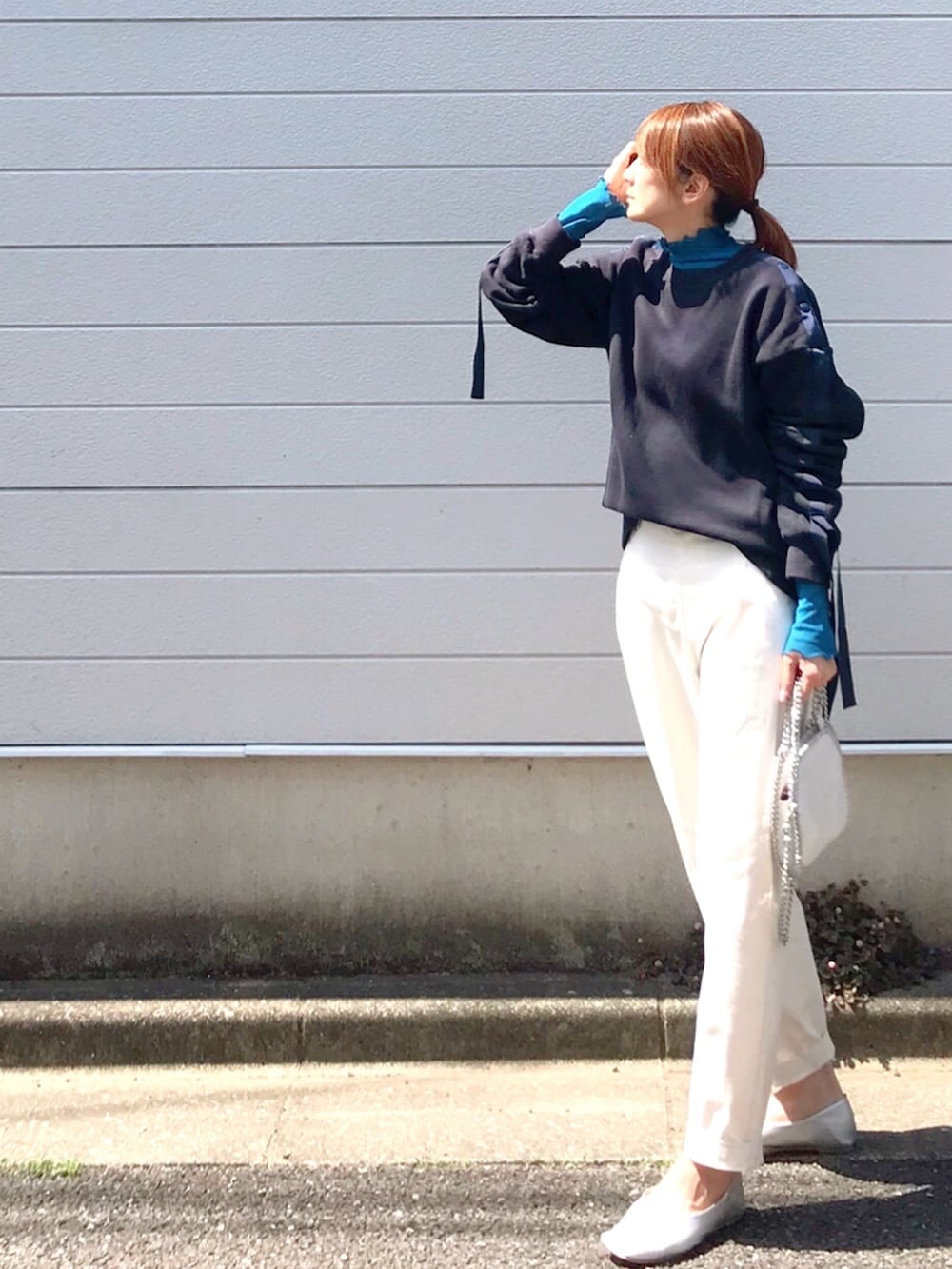 ブルー系のTシャツ/カットソー、ブルー系のスウェット、ホワイト系のその他パンツを着用したレディースの春コーディネートの3枚目の写真