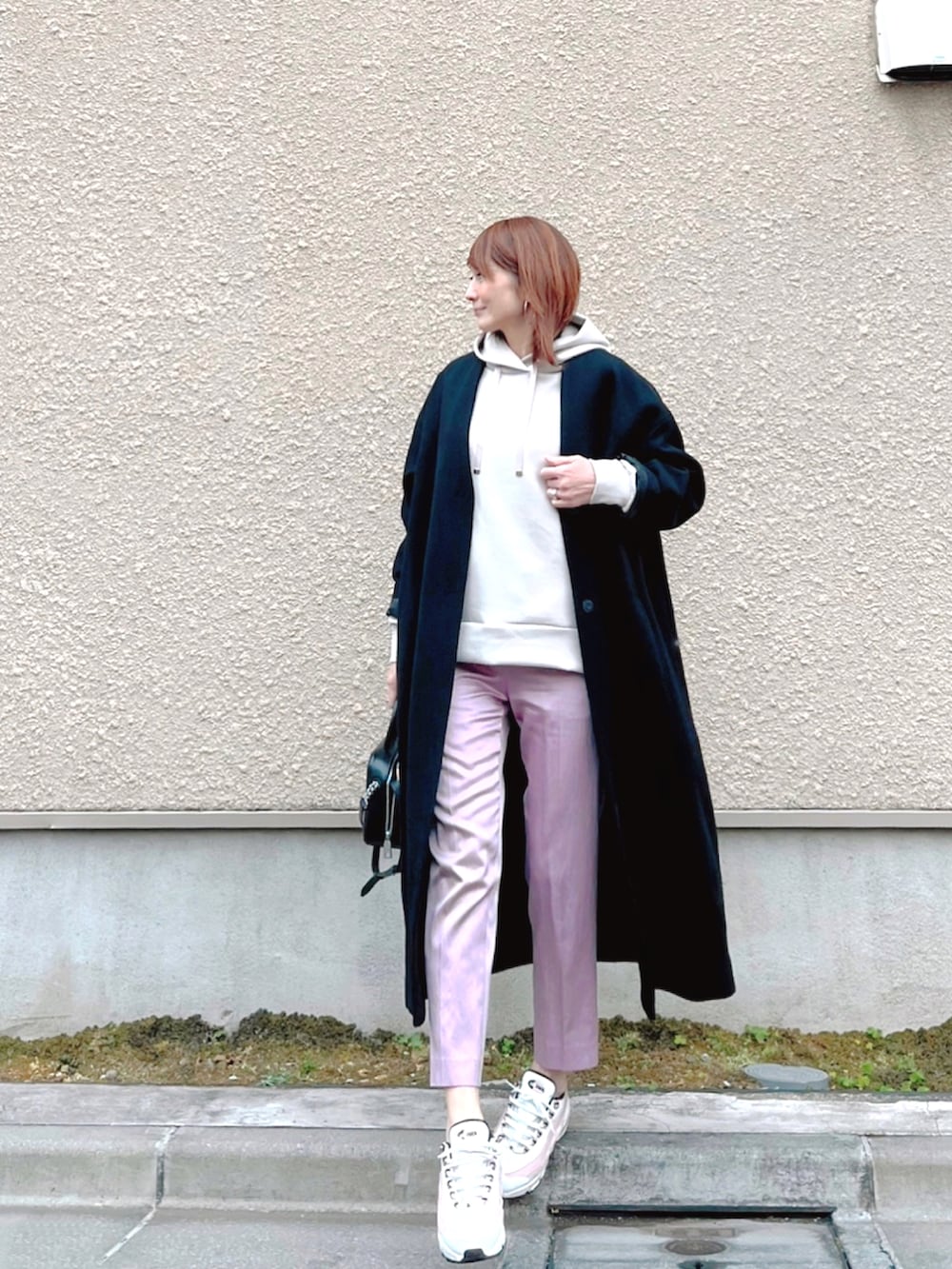 「大人女子、おでかけコーデ、楽チンコーデ、パーカー、パーカーコーデ、パーカースタイル、テーパードパンツ、白スニーカー、サテンパンツ、ダンボールニット」|「Emma Taylorの【再入荷!】サイドジップダンボールニットフーディー(パーカー、ベージュ系)」を使った、LUMIEさん(レディース・163cm)の冬コーディネートの2枚目の写真