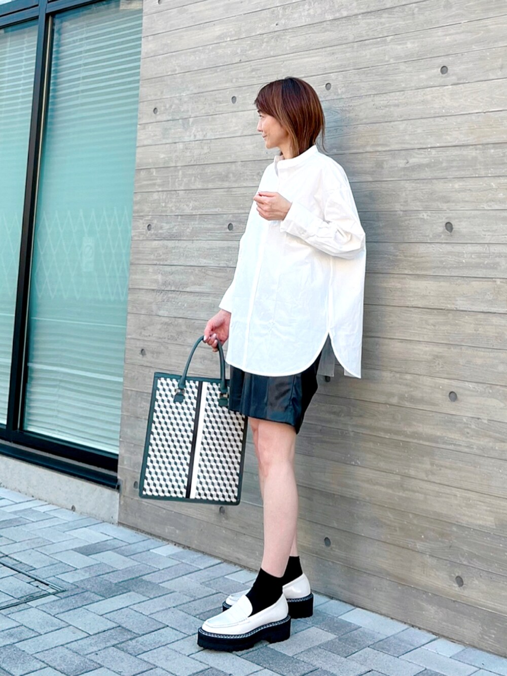 ホワイト系のシャツ/ブラウス、ブラック系のその他パンツ、ホワイト系のローファーを着用したレディースの秋コーディネートの4枚目の写真