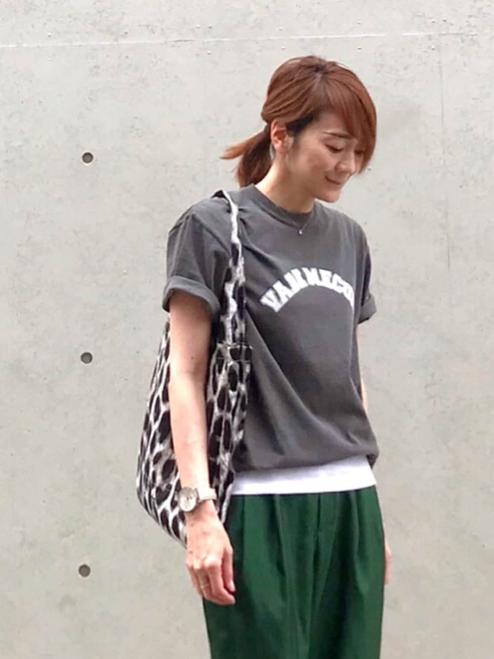 ブラック系のTシャツ/カットソー、グリーン系のその他パンツ、シルバー系のシューズを着用したレディースの夏コーディネートの3枚目の写真