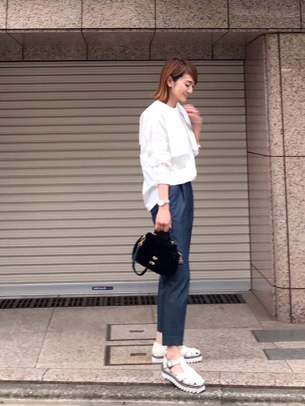 ブルー系のその他パンツ、ホワイト系のサンダル、ホワイト系のシャツ/ブラウスを着用したレディースの春コーディネートの3枚目の写真