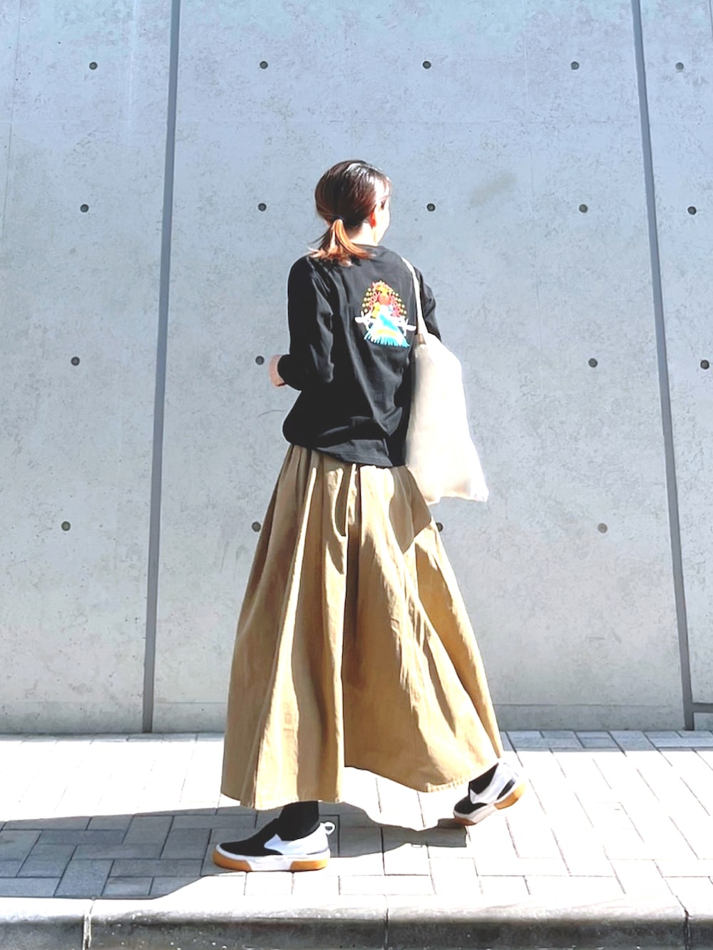 「大人女子、ゆるコーデ、刺繍、刺繍トップス、富士山、マキシスカート、チノスカート、ロンT、Tシャツ、フレアスカート、春コーデ、トートバッグ」｜「myuuaのアイテム（Tシャツ/カットソー、ブラック系）」を使った、ＬＵＭＩＥさん（レディース・163cm）の冬コーディネートの3枚目の写真