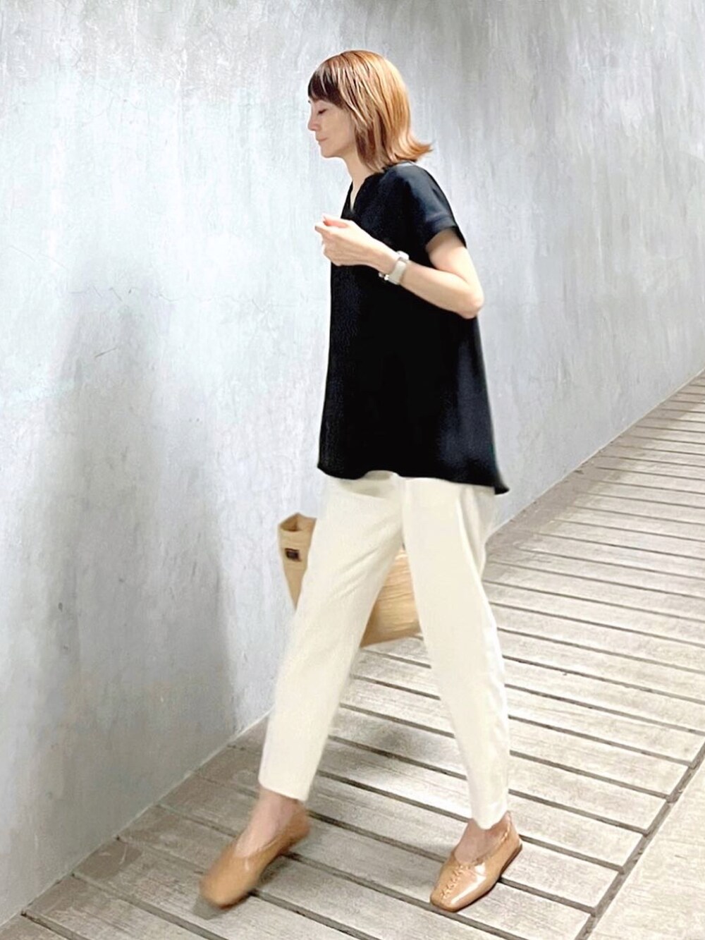 ブラック系のシャツ/ブラウス、ホワイト系のその他パンツ、ベージュ系のパンプスを着用したレディースの春コーディネートの4枚目の写真