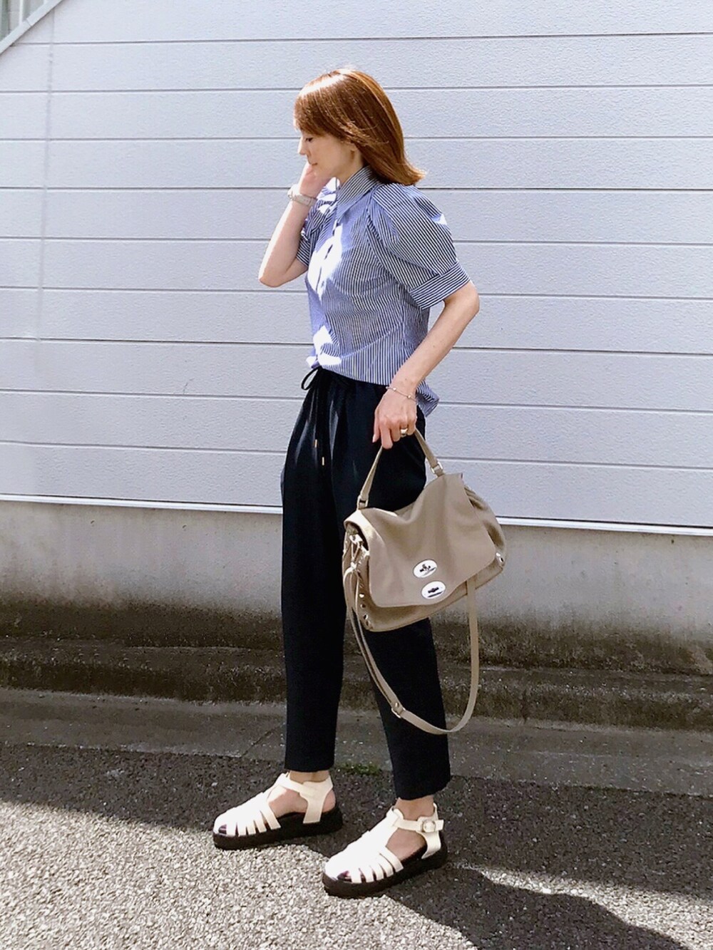 ブルー系のシャツ/ブラウス、ブルー系のその他パンツ、ホワイト系のサンダルを着用したレディースの春コーディネートの2枚目の写真