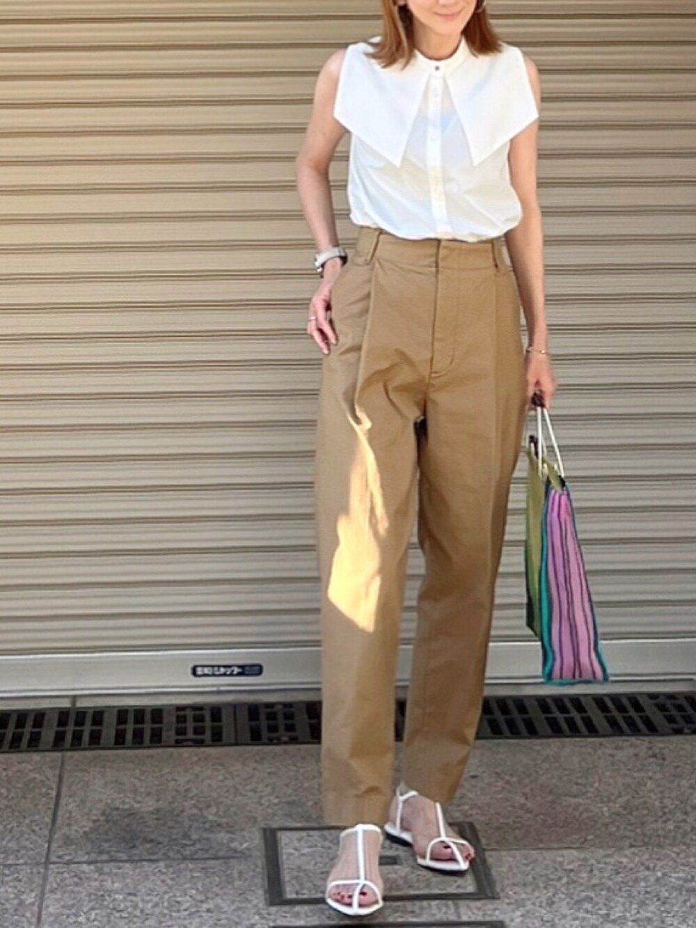 その他のバッグ、ホワイト系のシャツ/ブラウス、イエロー系のチノパンツを着用したレディースの夏コーディネートの2枚目の写真