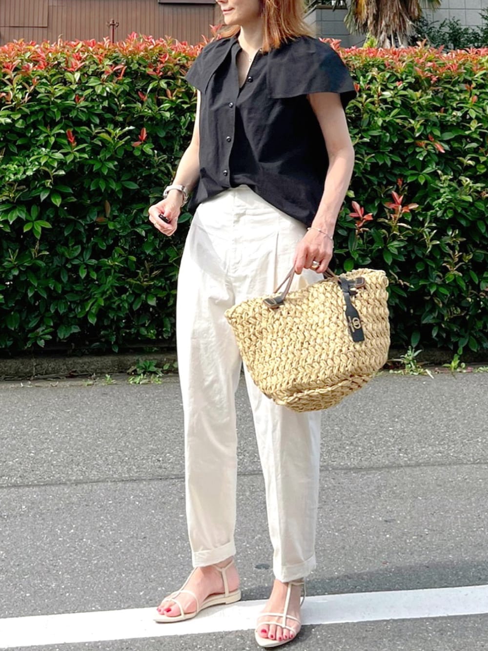 ブラック系のシャツ/ブラウス、ベージュ系のハンドバッグ、ホワイト系のその他パンツを着用したレディースの夏コーディネートの2枚目の写真