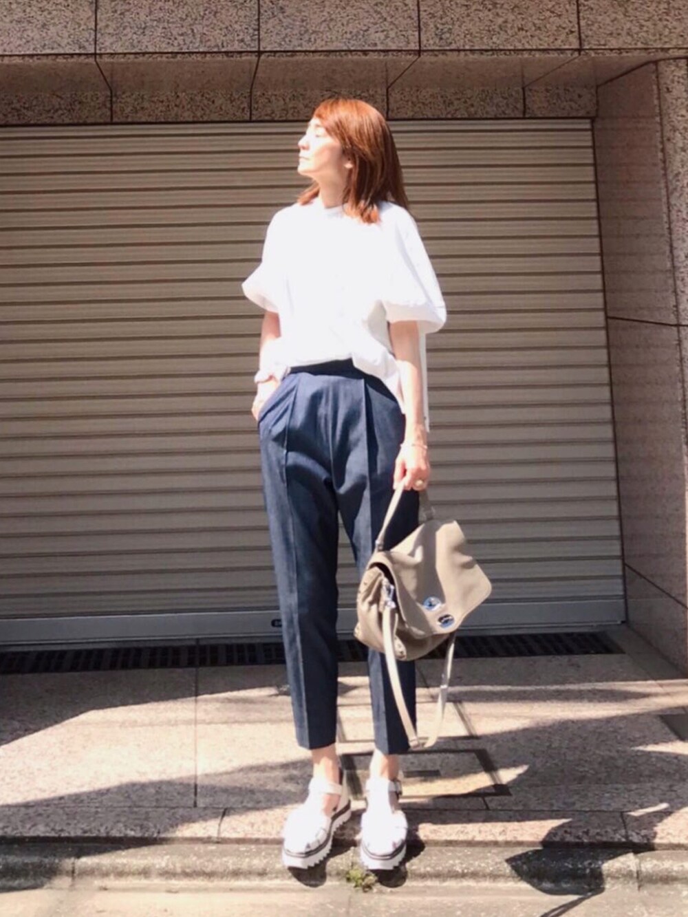 ブルー系のその他パンツ、ホワイト系のシャツ/ブラウス、ホワイト系のサンダルを着用したレディースの春コーディネートの3枚目の写真