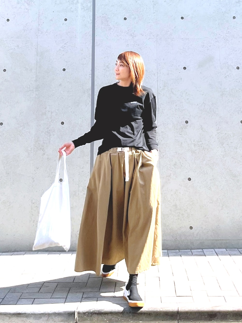 「大人女子、ゆるコーデ、刺繍、刺繍トップス、富士山、マキシスカート、チノスカート、ロンT、Tシャツ、フレアスカート、春コーデ、トートバッグ」｜「myuuaのアイテム（Tシャツ/カットソー、ブラック系）」を使った、ＬＵＭＩＥさん（レディース・163cm）の冬コーディネートの2枚目の写真