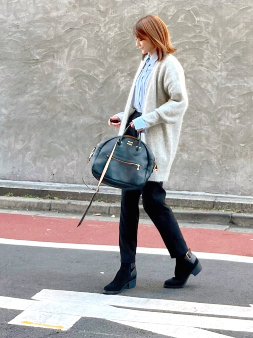 グレー系のカーディガン/ボレロ、ブラック系のその他パンツ、ブルー系のシャツ/ブラウスを着用したレディースの秋コーディネートの4枚目の写真