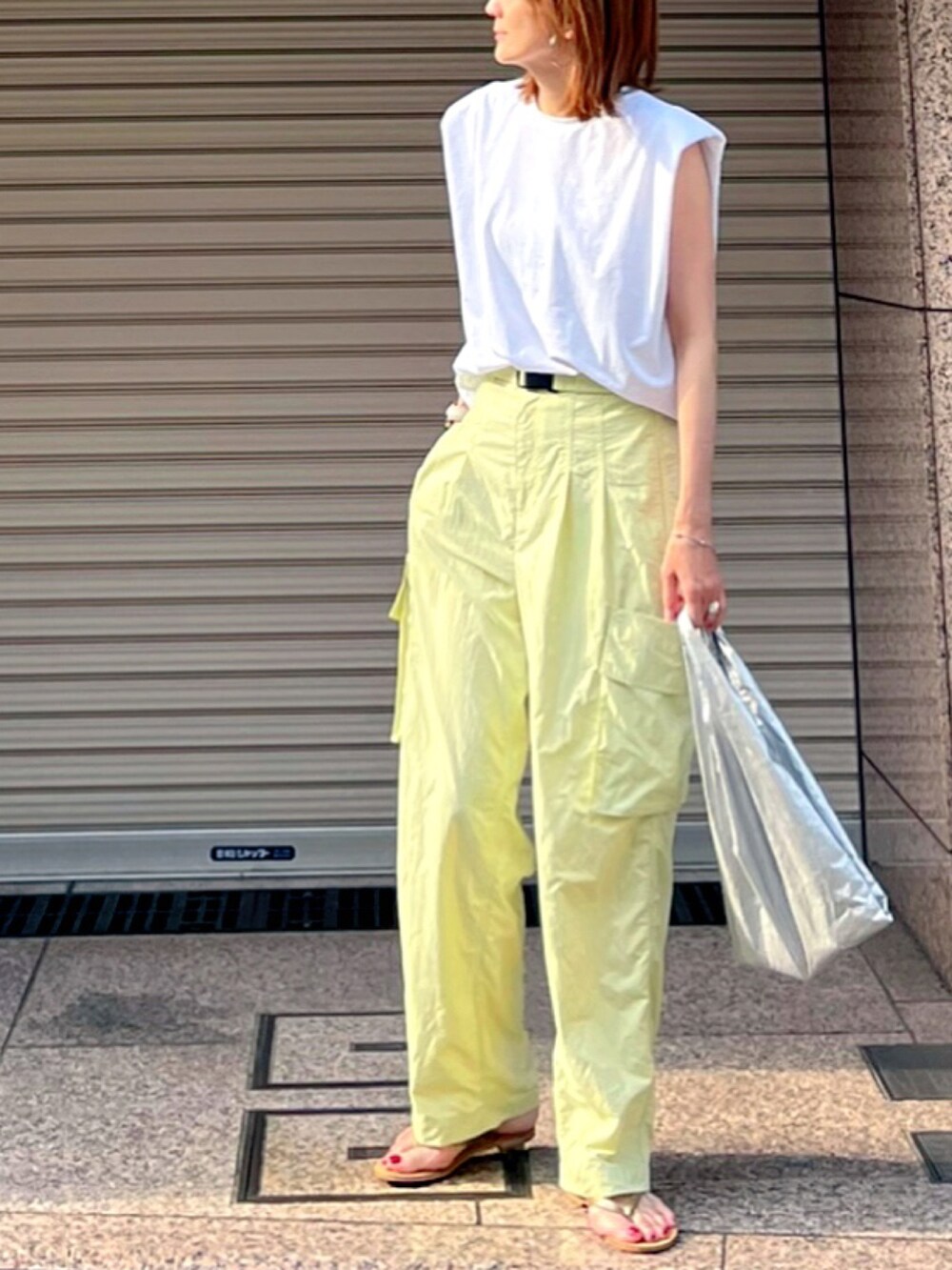 シルバー系のエコバッグ/サブバッグ、グリーン系のその他パンツ、ホワイト系のTシャツ/カットソーを着用したレディースの夏コーディネートの3枚目の写真