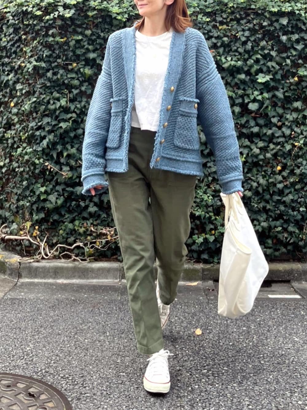 ブルー系のカーディガン/ボレロ、ホワイト系のTシャツ/カットソー、ホワイト系のスニーカーを着用したレディースの冬コーディネートの2枚目の写真