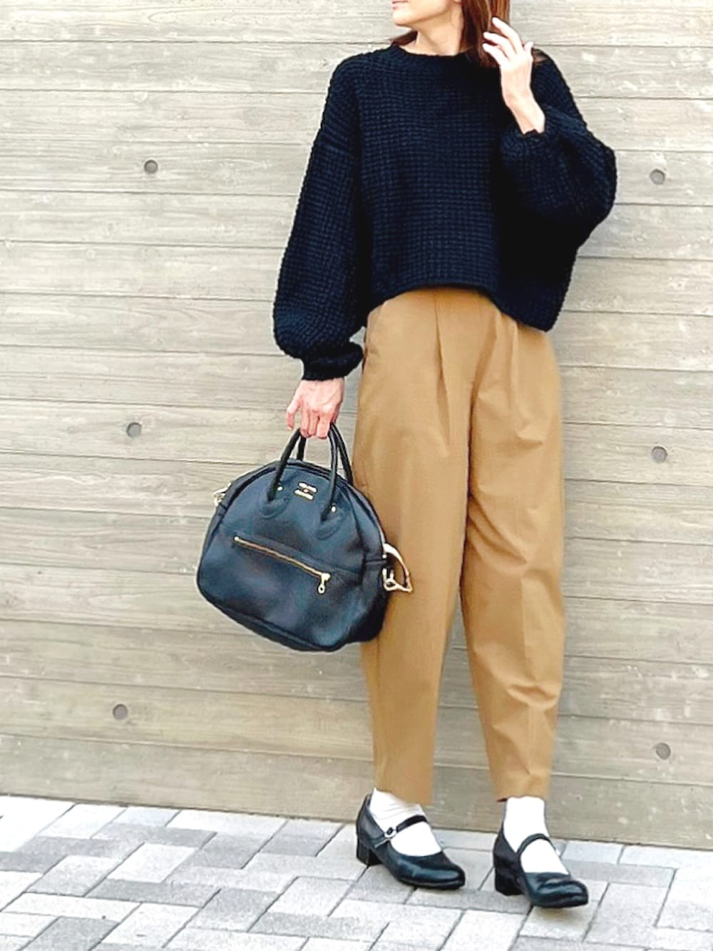 ブラック系のパンプス、イエロー系のその他パンツ、ブラック系のショルダーバッグを着用したレディースの秋コーディネートの3枚目の写真