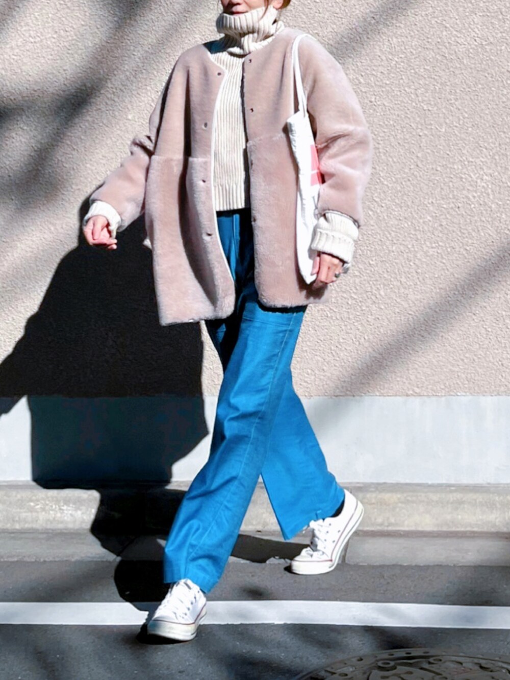 ベージュ系のその他アウター、ベージュ系のニット/セーター、ホワイト系のトートバッグを着用したレディースの冬コーディネートの2枚目の写真