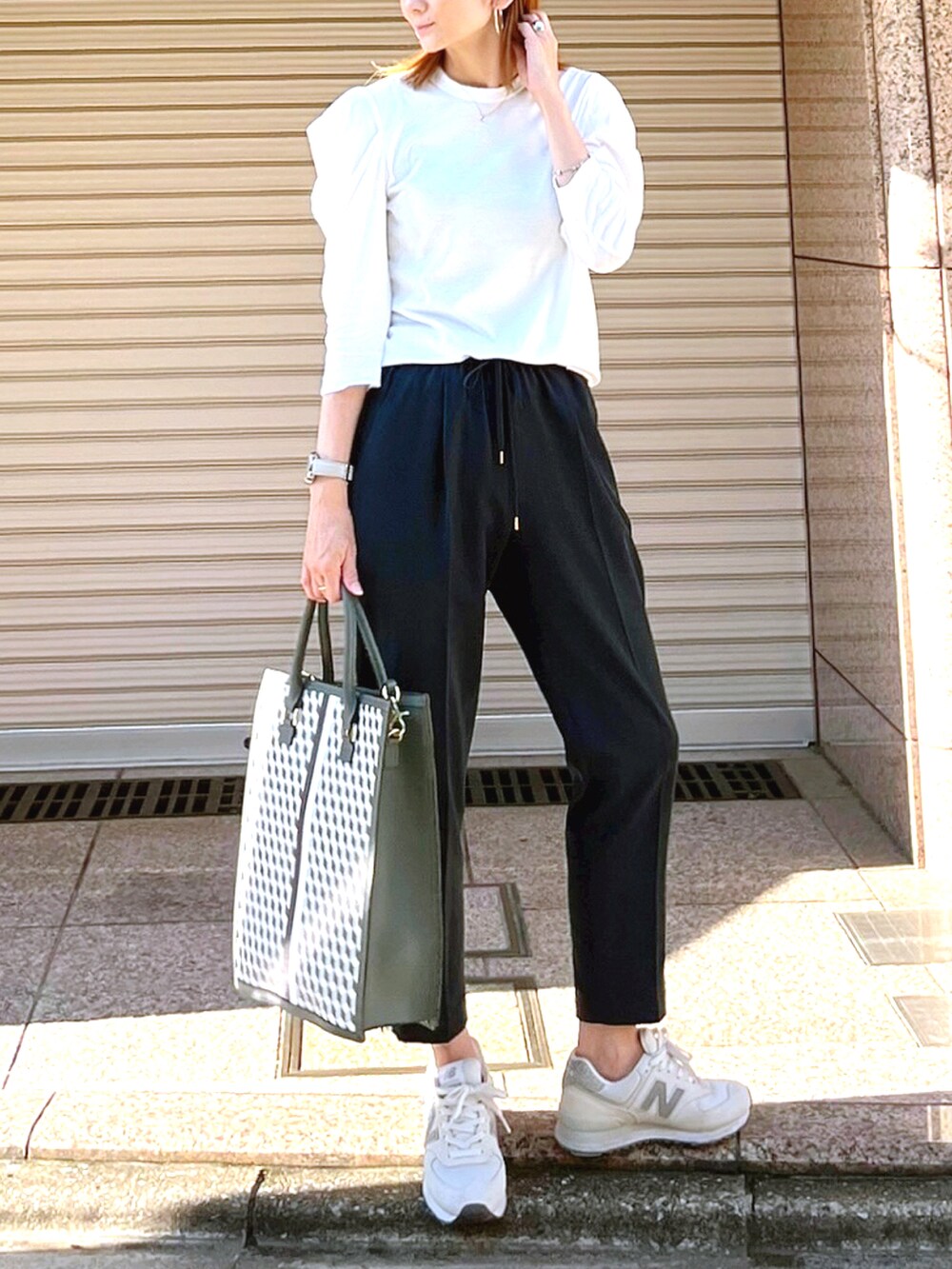 ブルー系のその他パンツ、ホワイト系のTシャツ/カットソー、ブラック系のトートバッグを着用したレディースの夏コーディネートの2枚目の写真