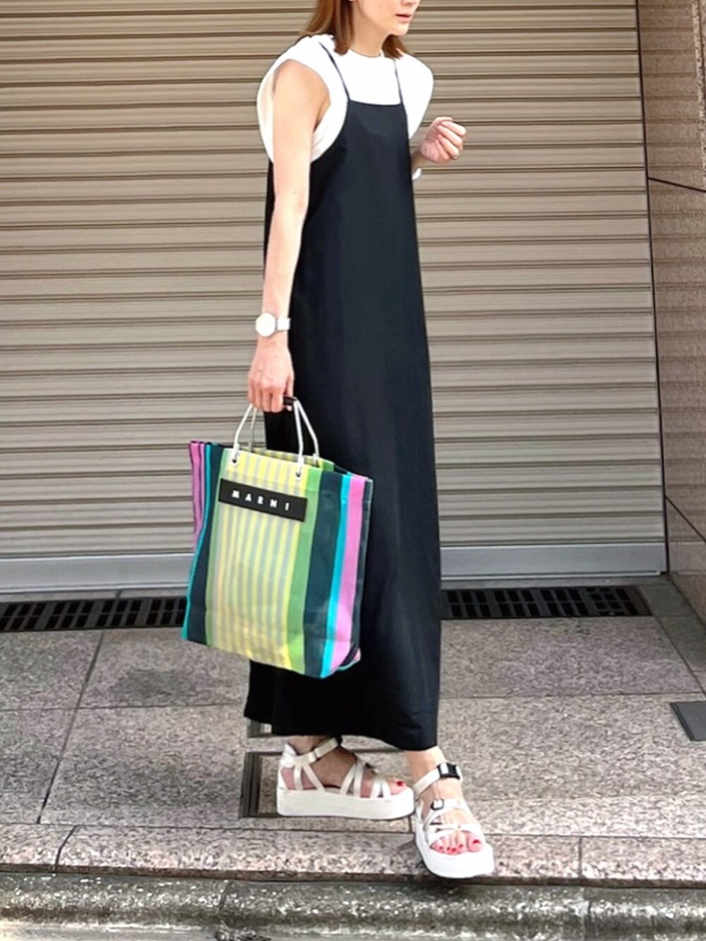 その他のバッグ、ホワイト系のサンダル、ブラック系のワンピースを着用したレディースの夏コーディネートの2枚目の写真