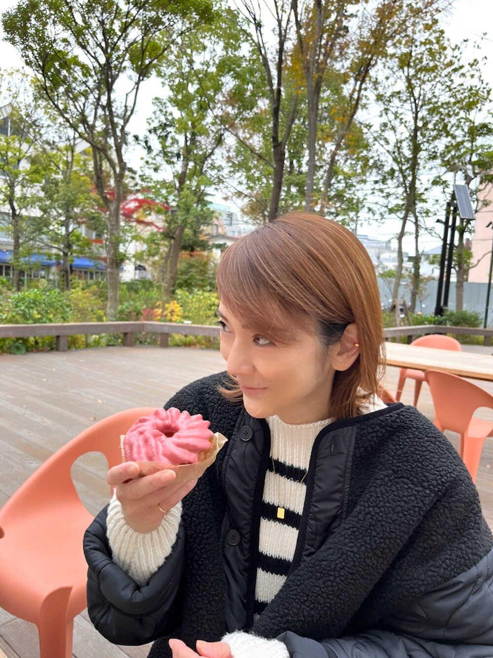 ホワイト系のニット/セーター、ブラック系のノーカラージャケット、ホワイト系のその他パンツを着用したレディースの秋コーディネートの4枚目の写真