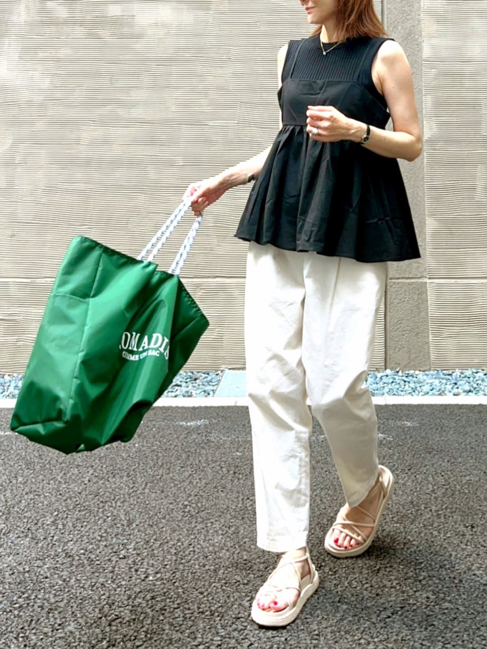 ブラック系のキャミソール、ホワイト系のその他パンツ、グリーン系のトートバッグを着用したレディースの夏コーディネートの3枚目の写真