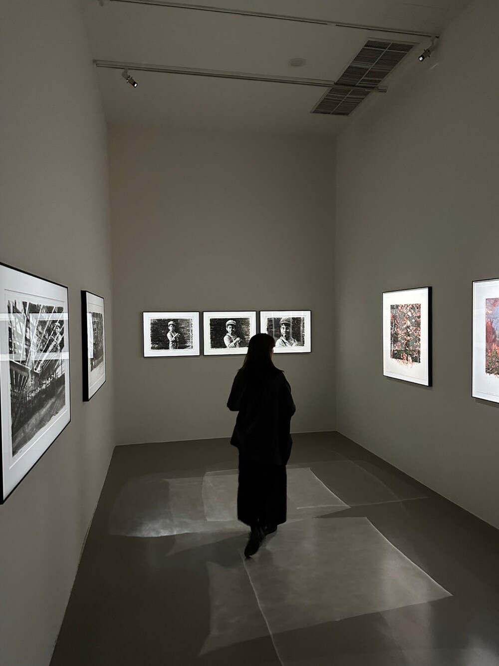 ブラック系のテーラードジャケットを着用したレディースの春コーディネートの4枚目の写真