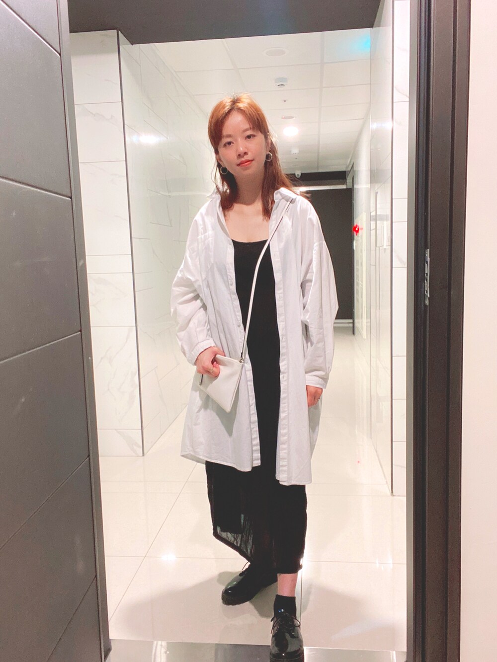 ホワイト系のシャツ/ブラウスを着用したレディースの春コーディネートの3枚目の写真