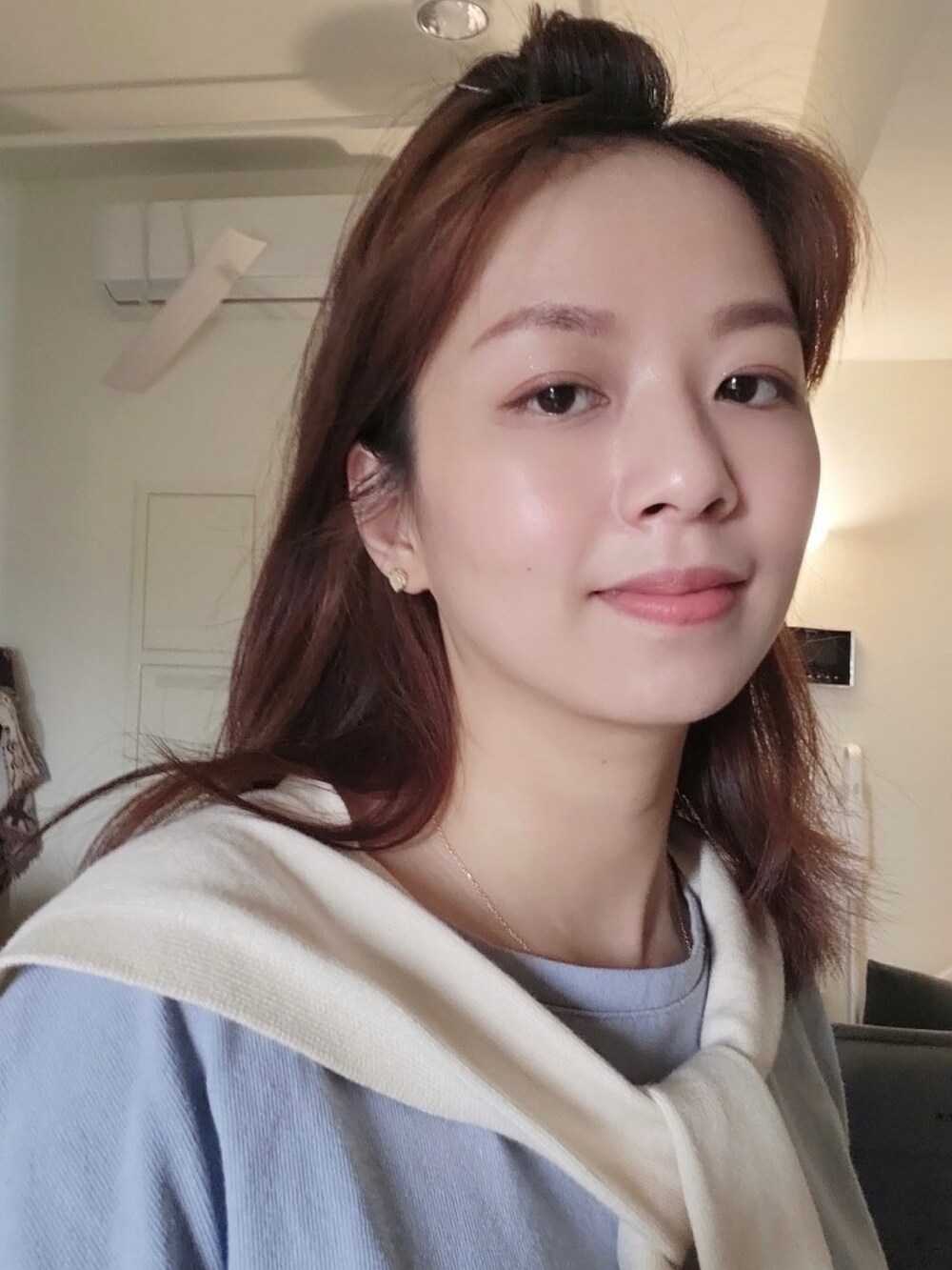 ブルー系のTシャツ/カットソーを着用したレディースの春コーディネートの2枚目の写真