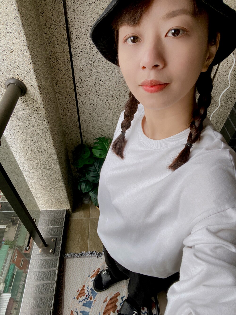 ブラック系のキャップを着用したレディースの春コーディネートの3枚目の写真