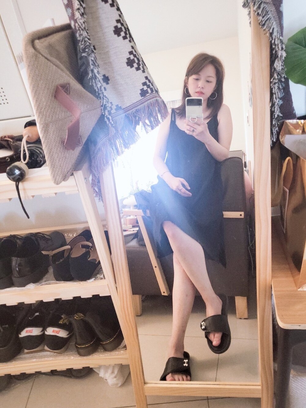 ゴールド系のピアス（両耳用）を着用したレディースの夏コーディネートの5枚目の写真