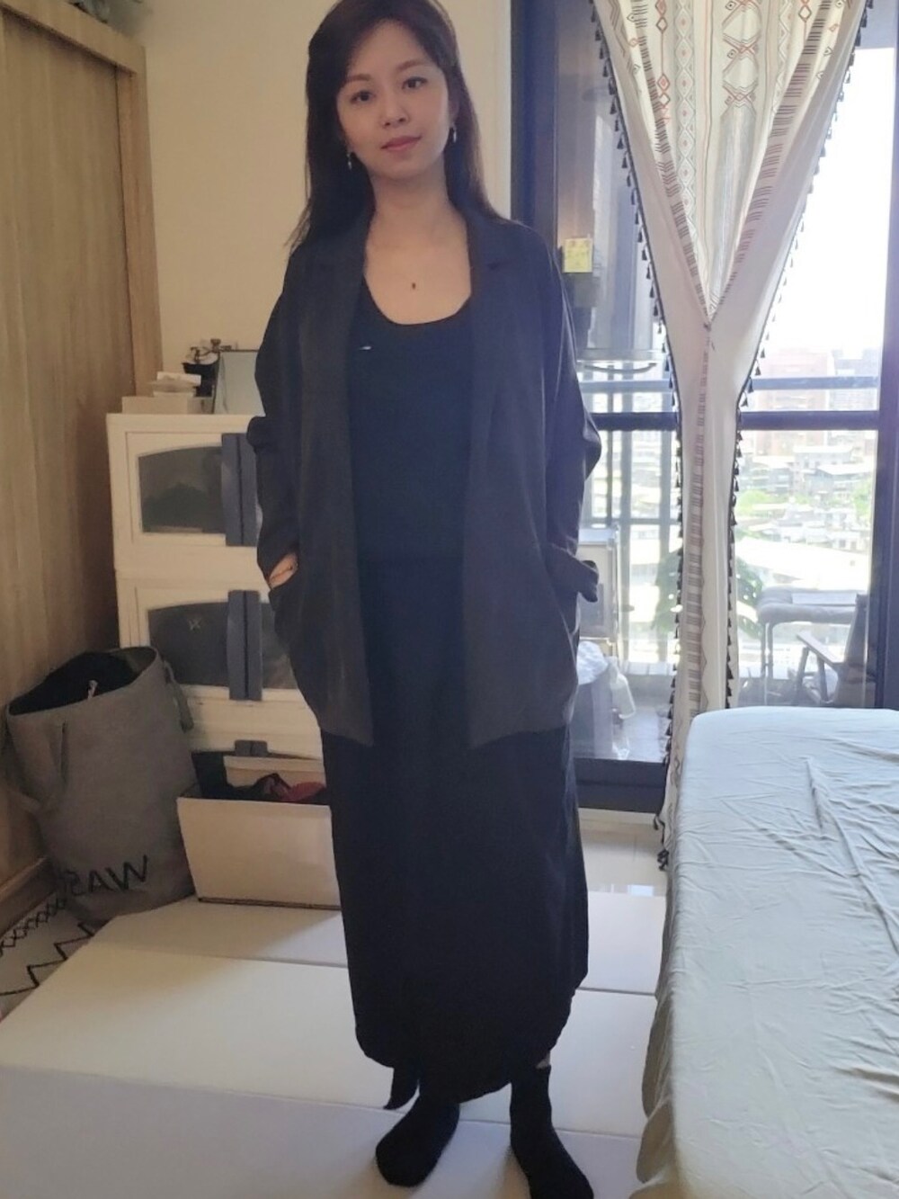 ブラック系のテーラードジャケットを着用したレディースの春コーディネートの2枚目の写真