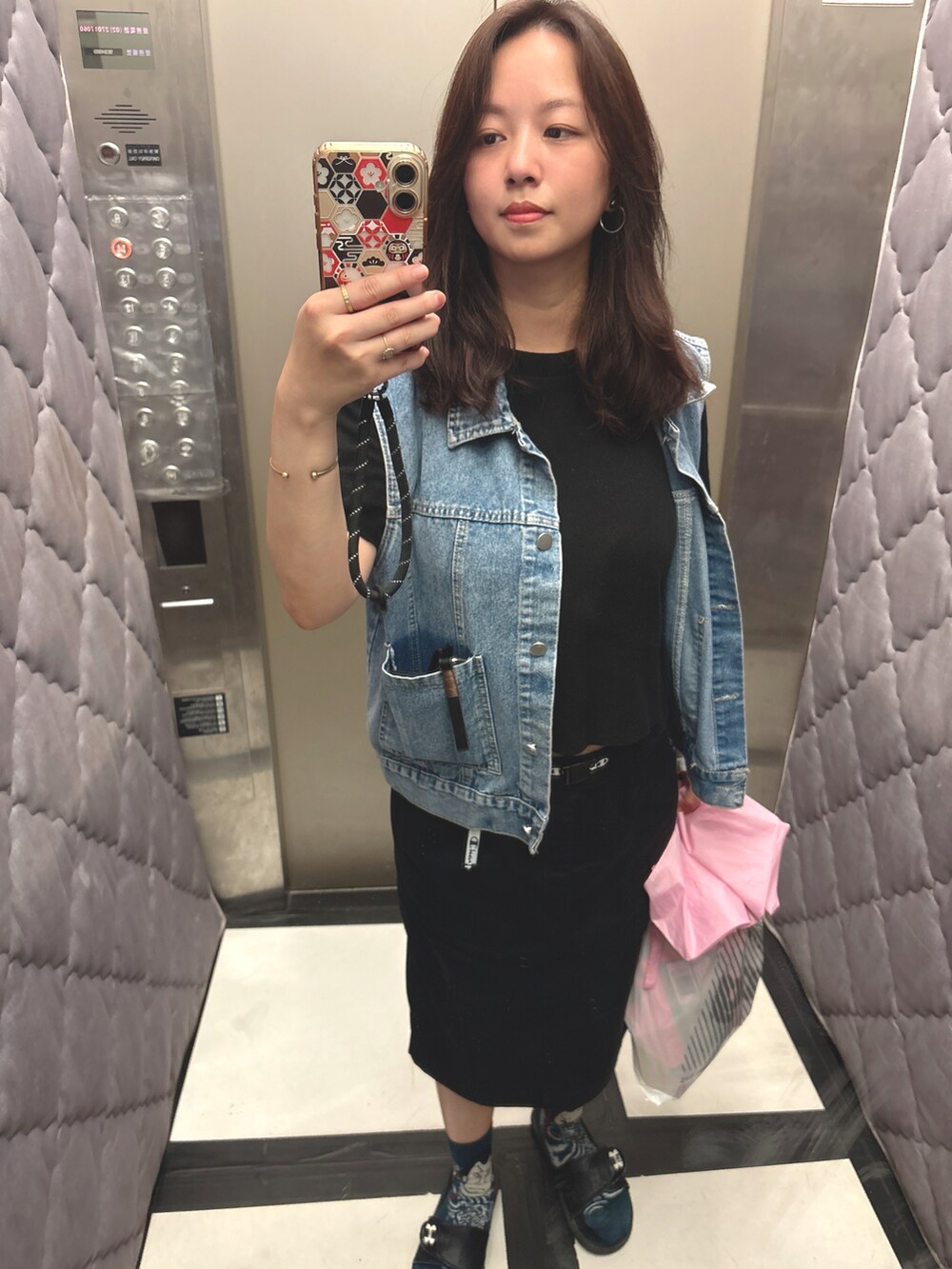 ブラック系のスカートを着用したレディースの秋コーディネートの3枚目の写真