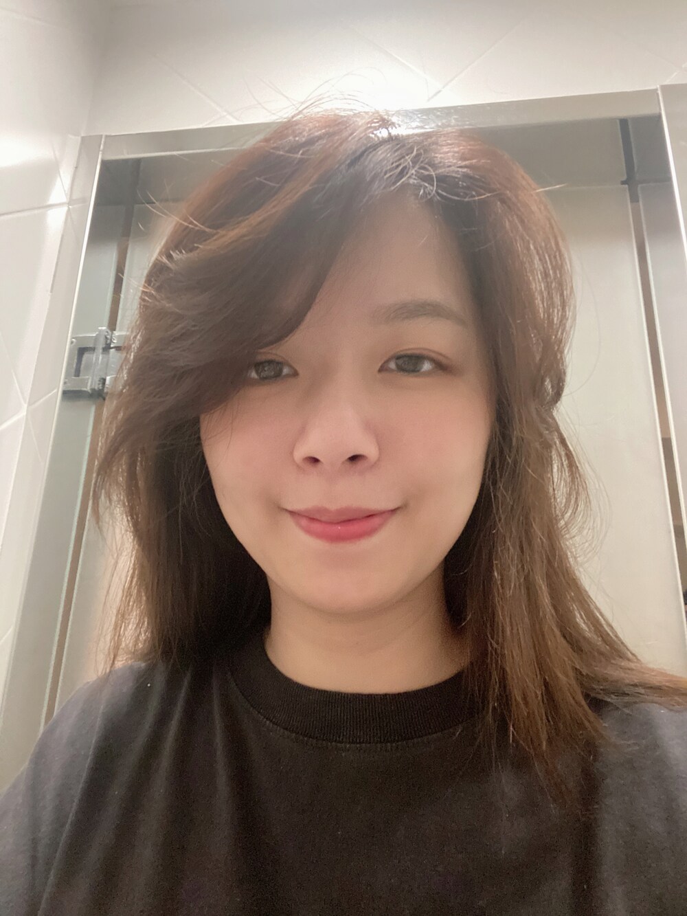 ブルー系のワンピースを着用したレディースの春コーディネートの4枚目の写真