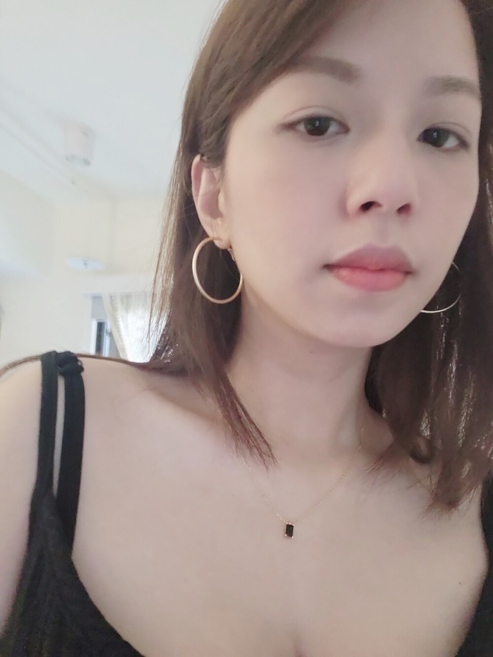 ゴールド系のピアス（両耳用）を着用したレディースの夏コーディネートの2枚目の写真