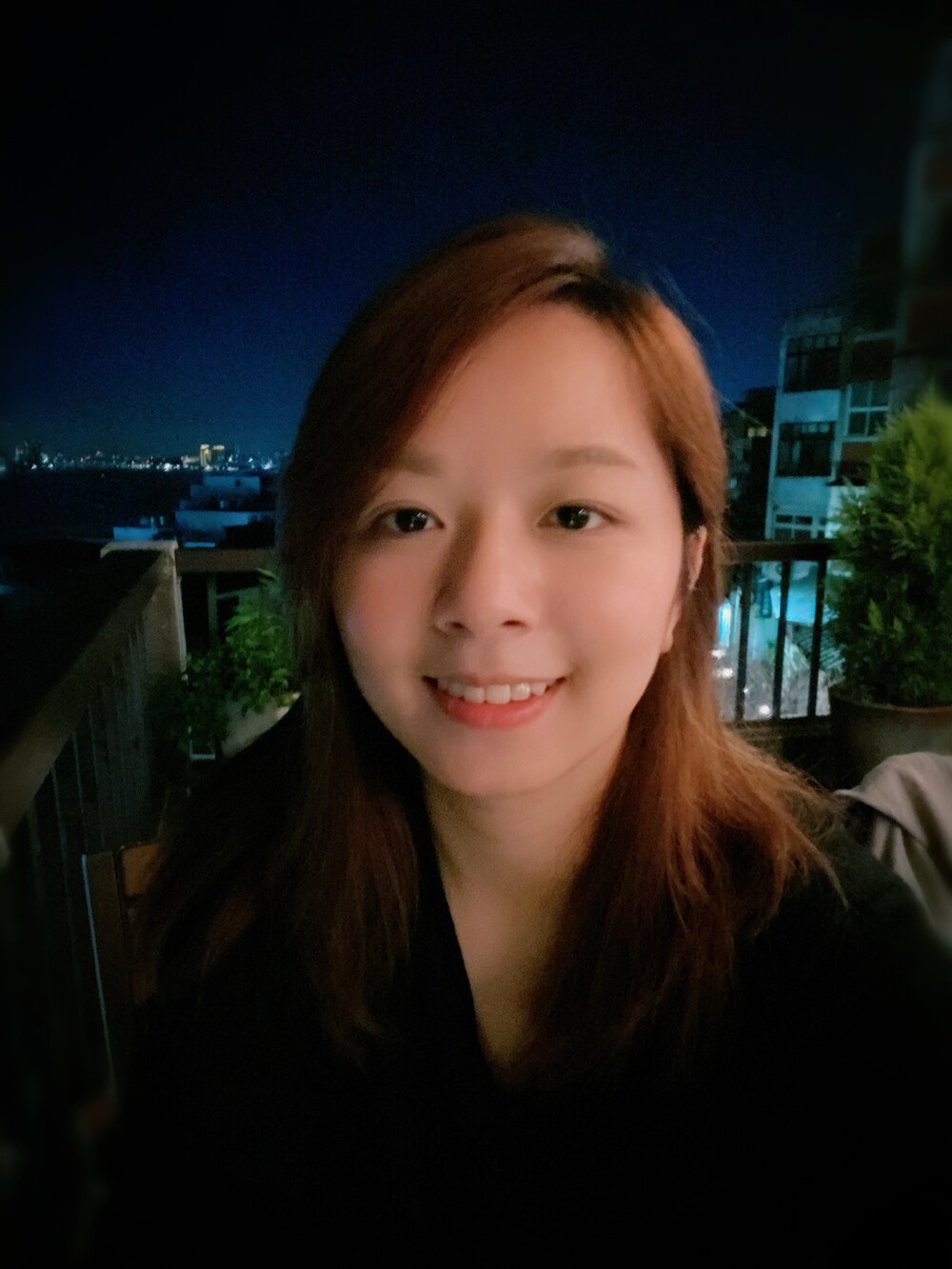 ブルー系のワンピースを着用したレディースの春コーディネートの3枚目の写真