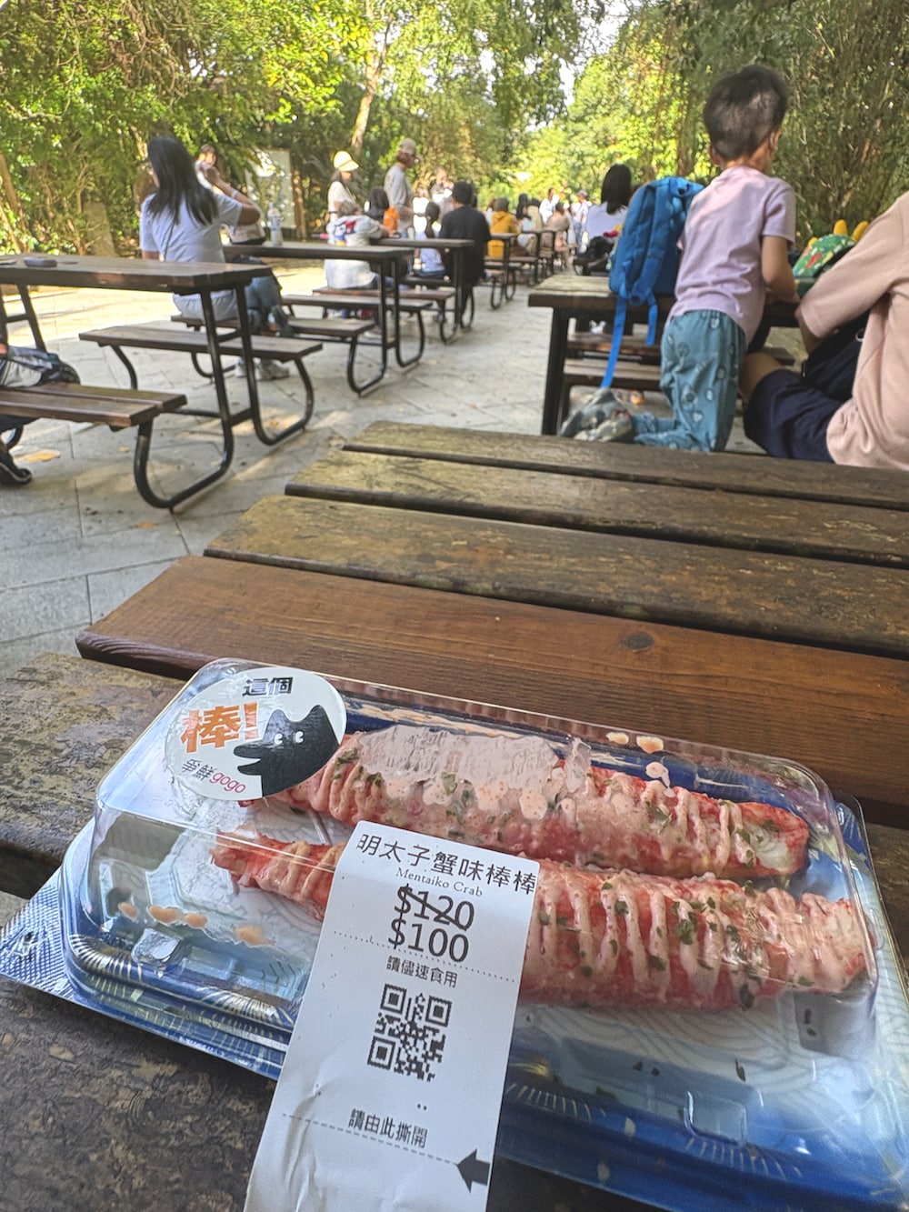 ブルー系のその他を着用したレディースの秋コーディネートの4枚目の写真