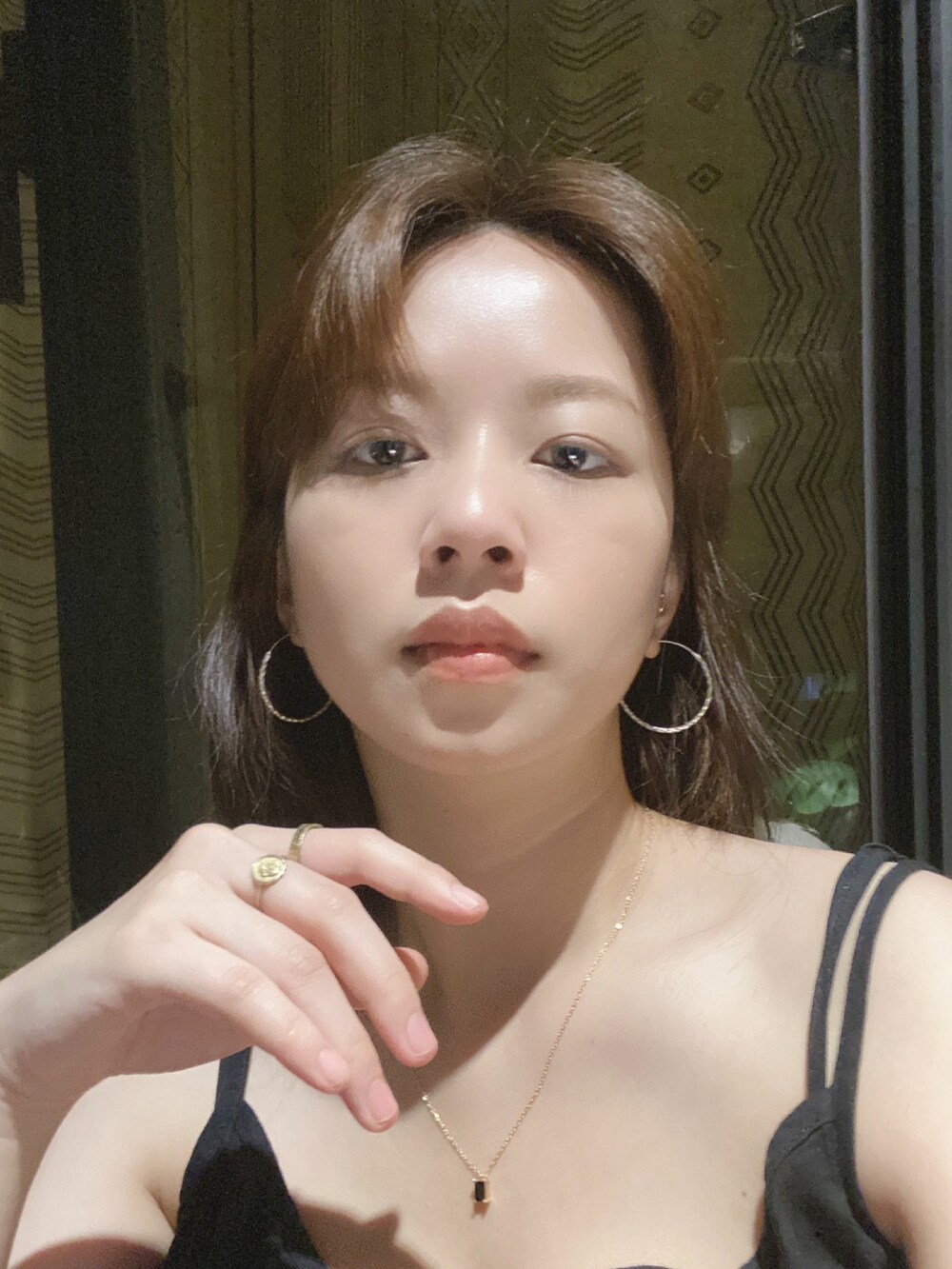 ゴールド系のピアス（両耳用）を着用したレディースの夏コーディネートの4枚目の写真