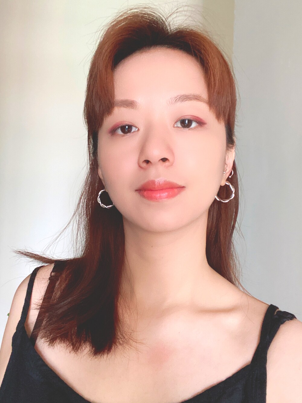 ホワイト系のシャツ/ブラウスを着用したレディースの春コーディネートの2枚目の写真